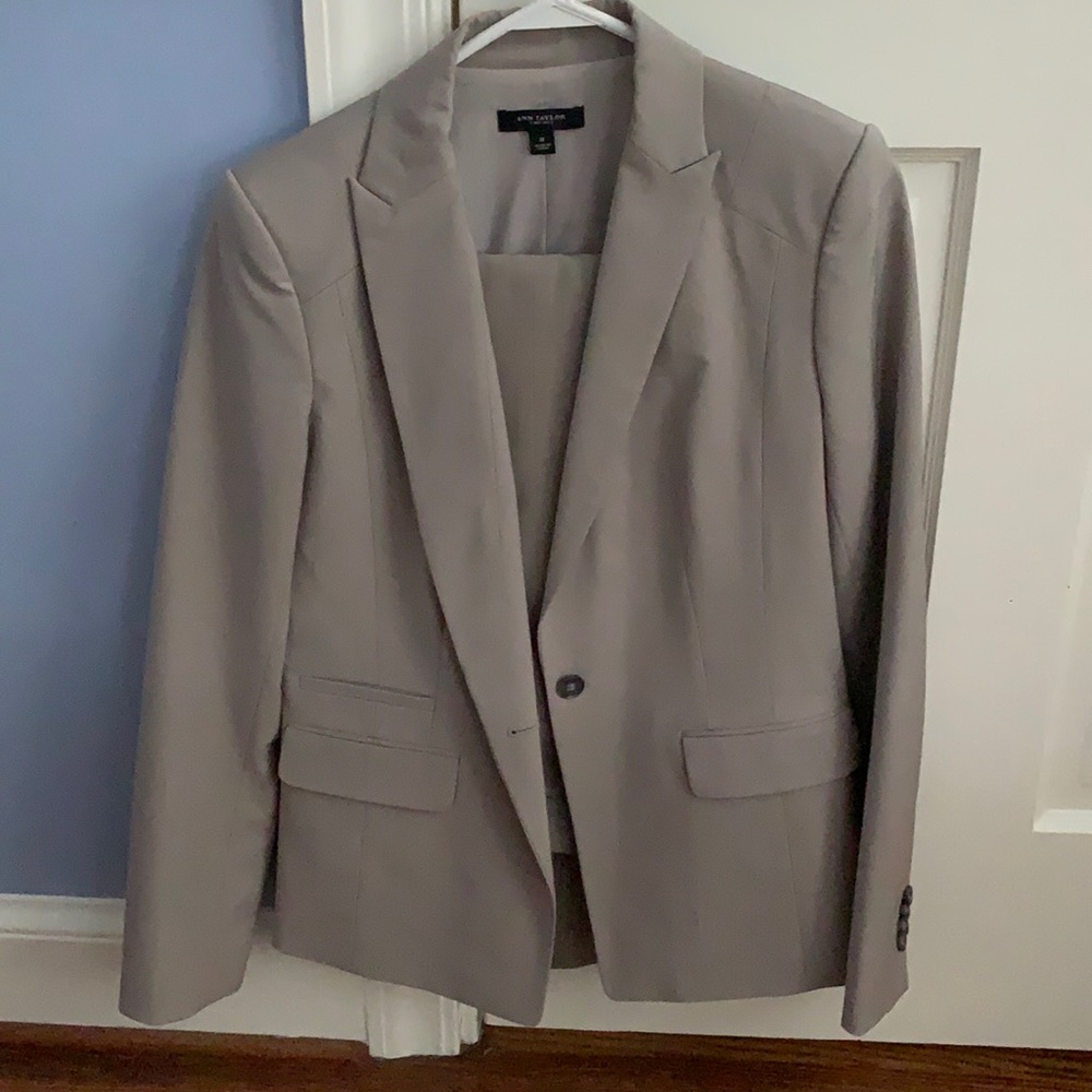 Ann Taylor Women’s Suit Size 8